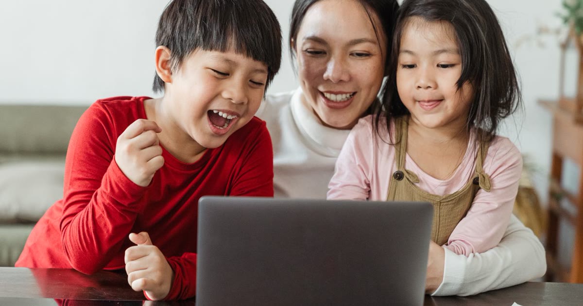 ノートPCを囲む母親と子どもたち