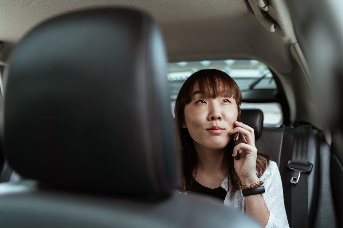 車の中で電話をかける女性